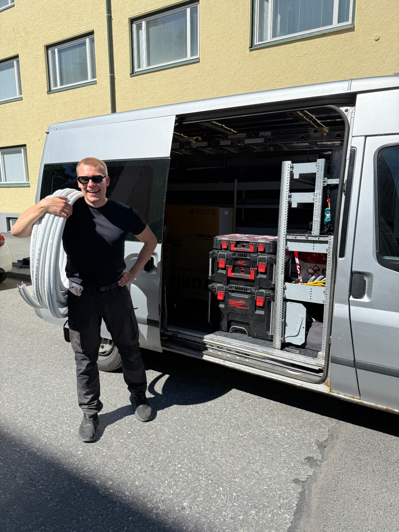 Kalle ilmalämpöpumppuasentaja työautonsa edessä Pirkanmaalla